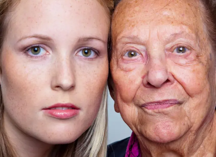 ung og gammel kvinde, kosmetiskbehandling